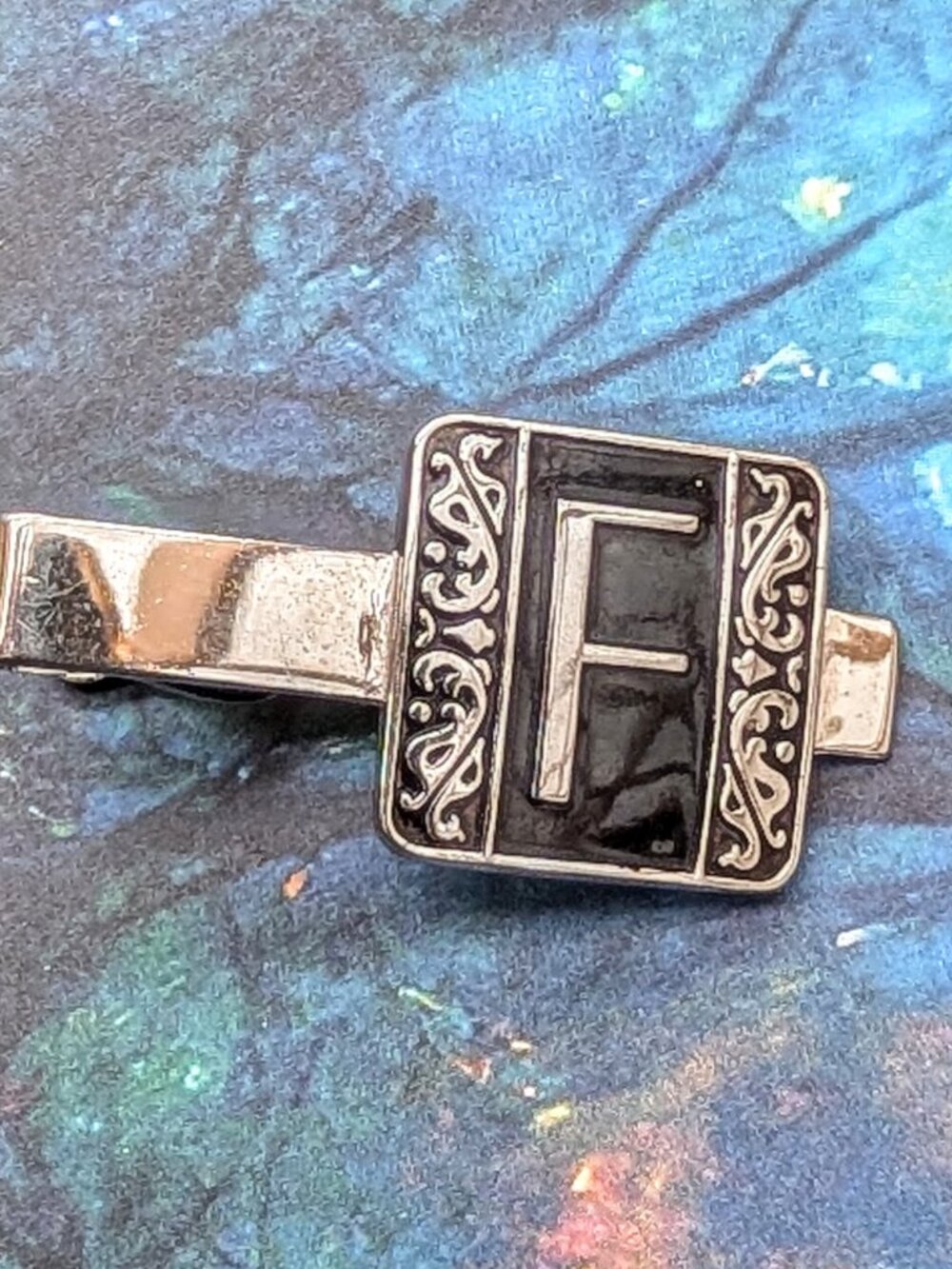 1950's signed Swank silver tone tie clip engraved with F & Vines